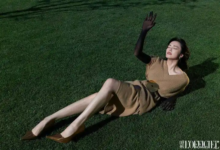 姚晨优雅登场大片释出_长裙_魅力_领域