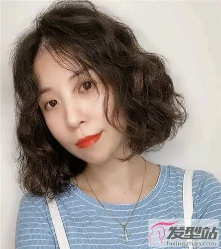 最新职场女生短发 空气烫蓬松显发量_发型站_最新流