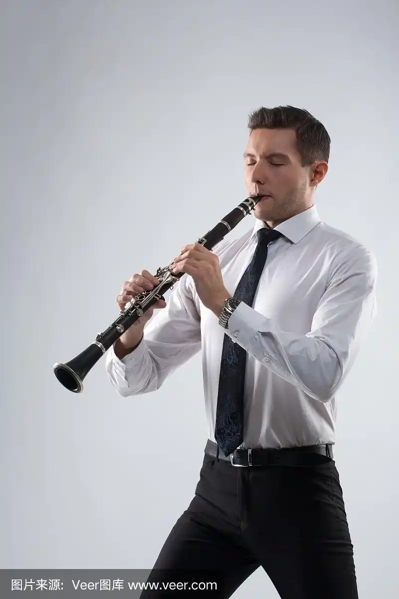 一个年轻人在吹单簧管
