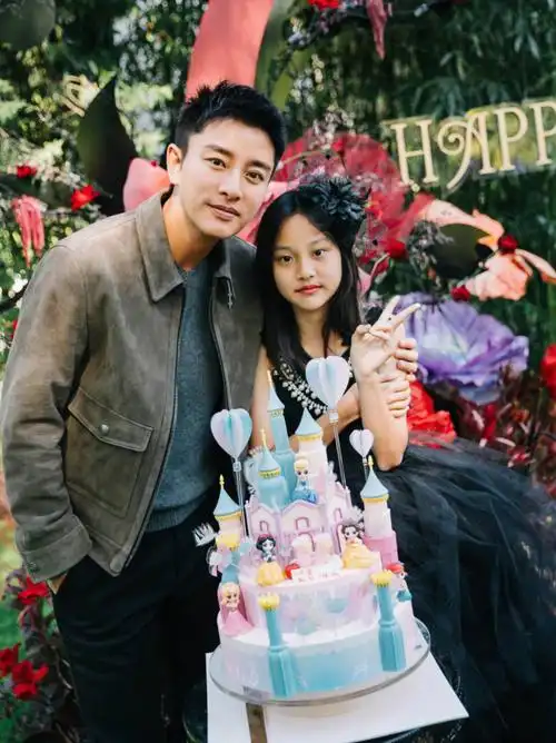 甜馨11岁生日,李小璐贾乃亮离婚后首晒全家福,罕见合体却无互动