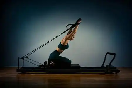 女孩在做普拉提图片