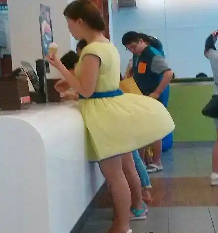 十大女生放屁裙子飘起来搞笑