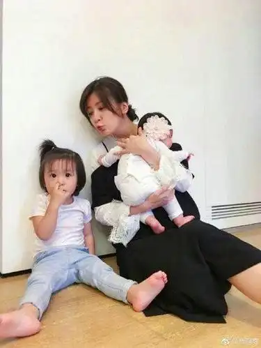 贾静雯05年生下了大女儿梧桐妹,15年生二女儿咘咘,三胎再次产女.