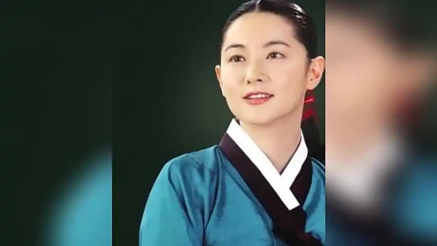 "大长今"李英爱罕见现身,48岁高贵又优雅,8岁龙凤胎活泼可爱