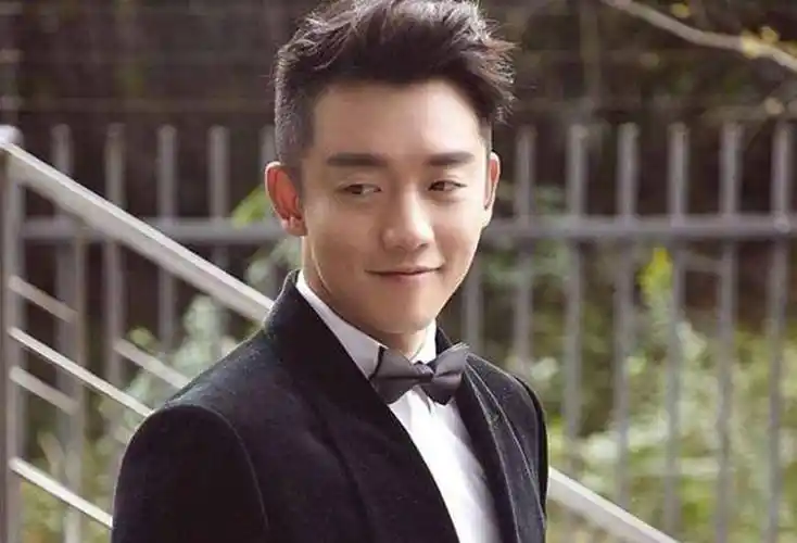 被一个屁崩红的郑恺到底多有钱?一管牙膏要几百块,一栋豪宅上亿