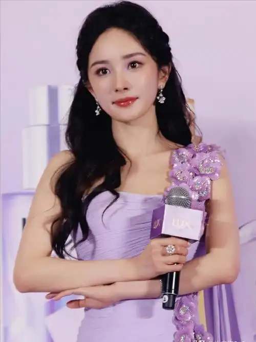 17岁杨幂被49岁成龙搂在怀里,举止亲密,网友:整没整容一目了然