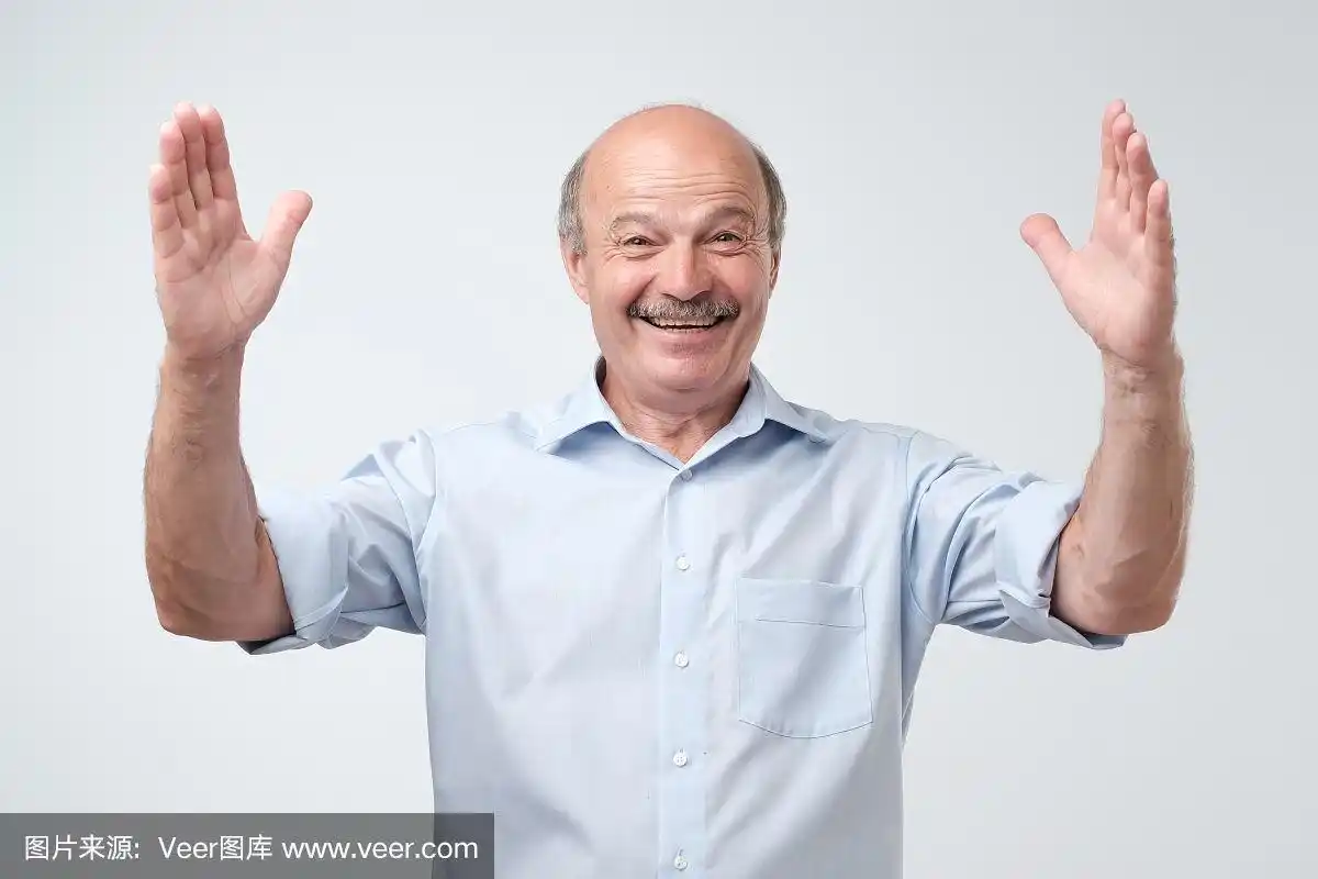 英俊成熟的男人用手比划着大而大的尺寸符号,度量符号.