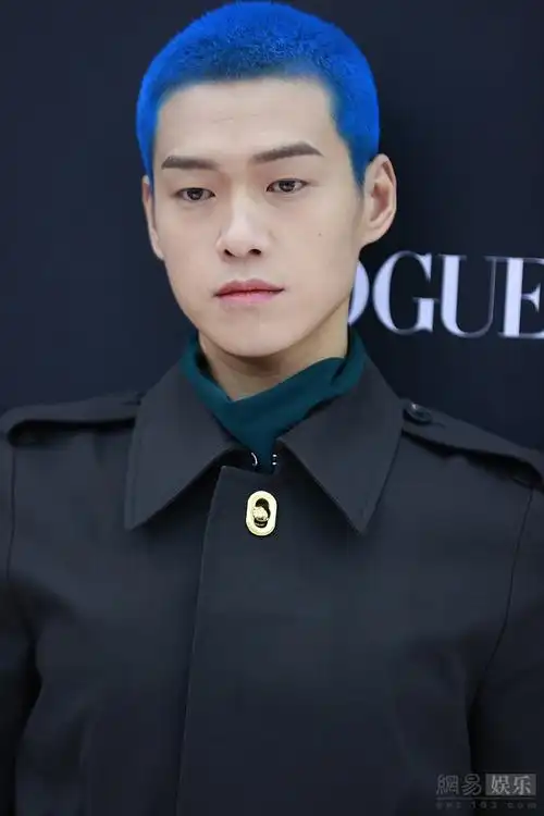 认不出魏大勋剃寸头染蓝色变外星人