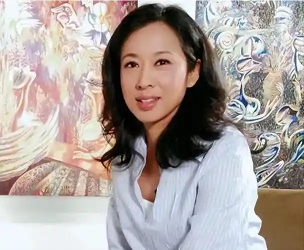 回顾朱玲玲:一婚嫁豪门50岁二婚嫁百亿富豪,3个儿子是她的底气