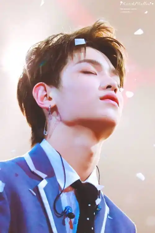 黄明昊出道舞台79