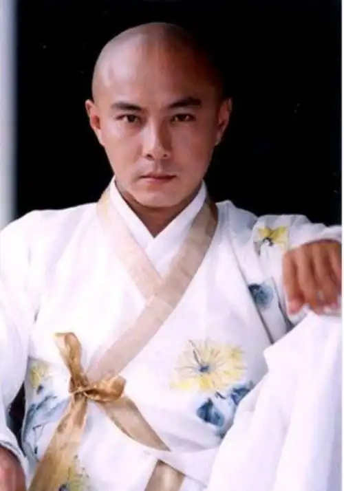 暴露年龄的说,伙哥从小就是看着张卫健的戏长大的,《机灵小不懂》