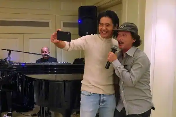 周润发与年轻人打成一片,和廖启智儿子合照勾昔日回忆