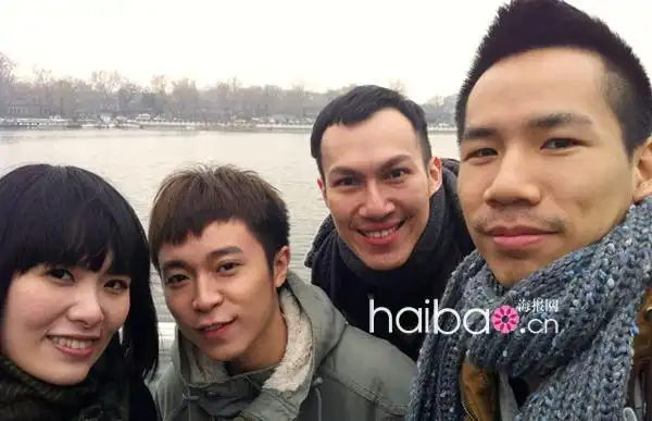 吴青峰最近微博私照(3月末),和好友同游北京在后海合照