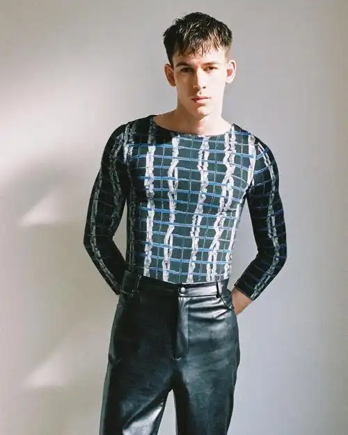 罗德里戈rodrigo介绍(超生代时尚男模特维克托·奥登斯致敬 olivia