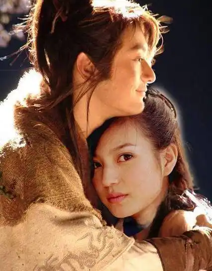 这说的便是他的同班同学赵薇,可无奈的是,人家赵薇根本都不会正眼瞧他