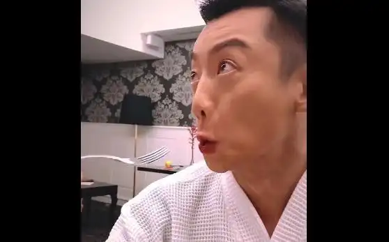 郑恺直播化妆!上演女人涂完口红后吃东西的样子,这个表情我服了