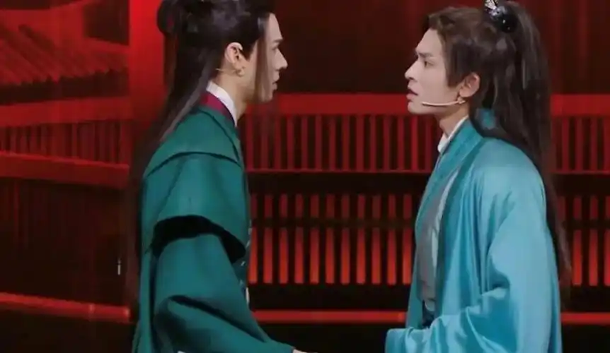 前期都是贾乃亮,岳云鹏,陈建斌,蔡少芬等人与常驻嘉宾一起做游戏,直到