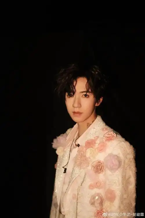 俊朗在粉色大衣衬托下精致的脸邓为的粉色系穿搭更打动人心图片来源于