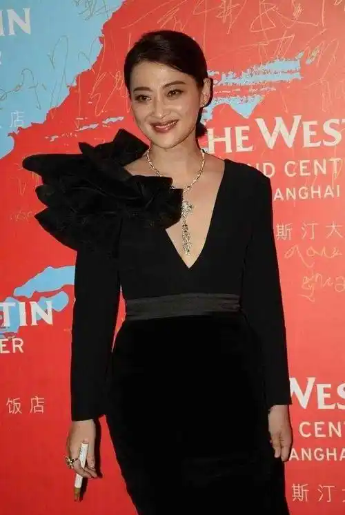 原创梅婷太厉害了穿黑色深v连衣裙走红毯这身材这气质绝了