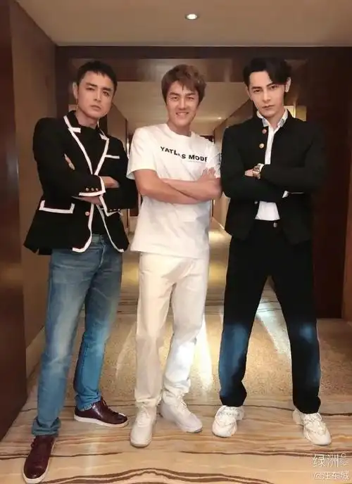 李小璐晒旗袍照为甜馨庆生,汪东城晒与明道吴克群同框帅照_腾讯新闻