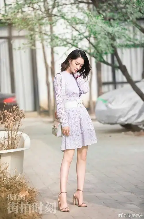 身着michael kors紫色镂空连衣裙,脚踩sergio rossi sr1粉色一字带