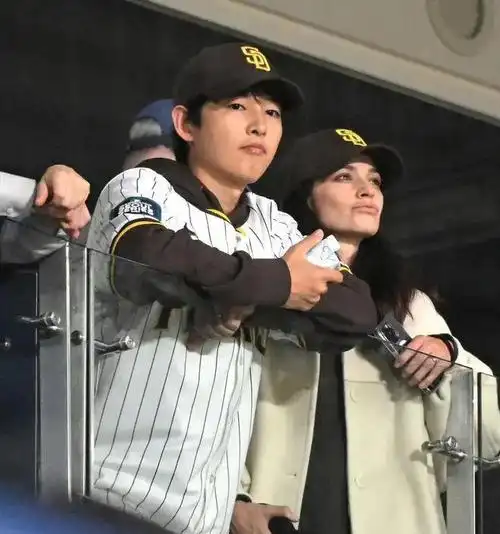 宋仲基带40岁英国娇妻看球赛女方产后显老男方却满眼爱意