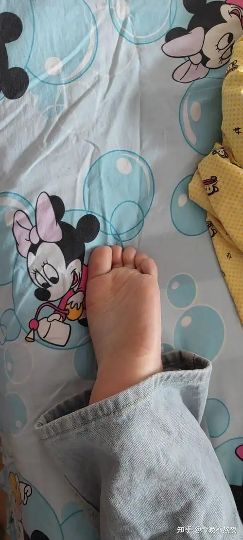 美女晒脚底是怎样的心里