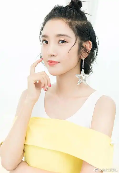 唐艺昕短发扎起的苹果头