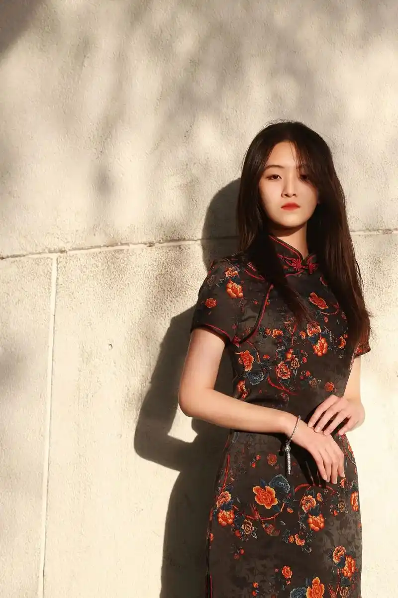 北国有佳人,遗世而独立.#旗袍#摄影#电影感 - 抖音