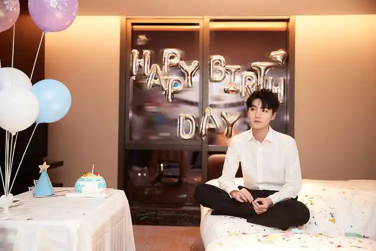 王俊凯生日气球蛋糕围绕场面浪漫 闭眼许愿气质温柔脸庞精致