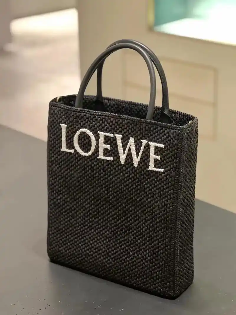 loewe.很哇塞的包包到货啦本来对这种四四方方有菱角的包 - 抖音