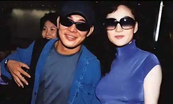 凭"胸脯四两"征服李连杰的利智,被说瘦的像老头,那黄秋燕呢_造型_明星