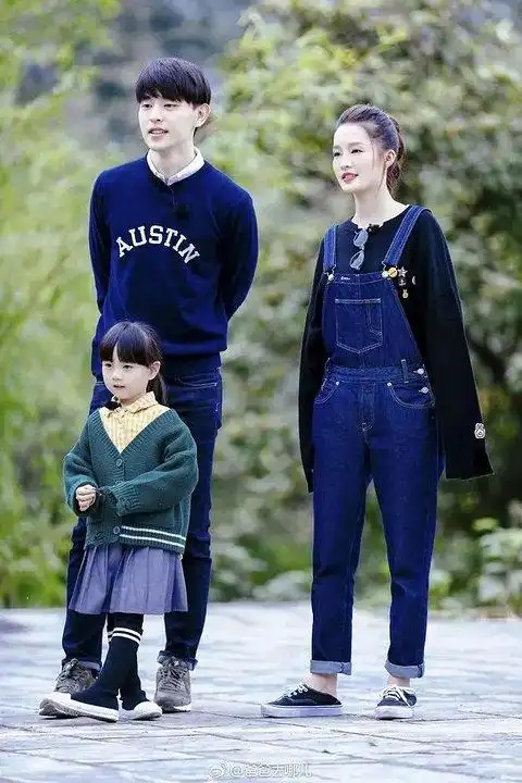 长相甜美的李沁一出场就身穿减龄的levis背带裤内搭akop.