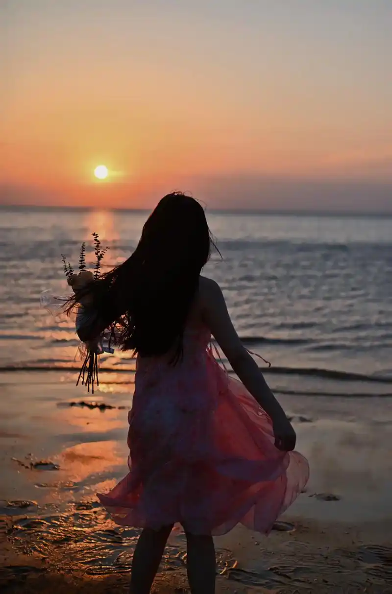 威海的浪漫从来不只是海#日落92 #夕阳下的背影 #去看可以 - 抖音