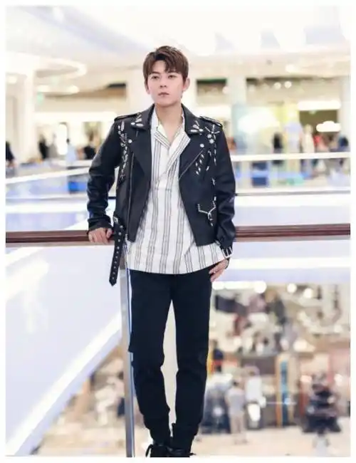 30岁陈翔机场精修公开,皮夹克 "小霉鞋"巨潮,帅回25岁!