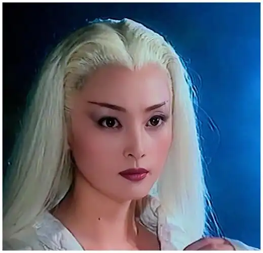白发魔女蒋勤勤饰练霓裳