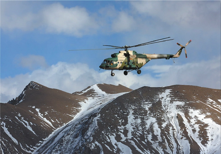 天山雄鹰:巡航在冰峰雪岭间