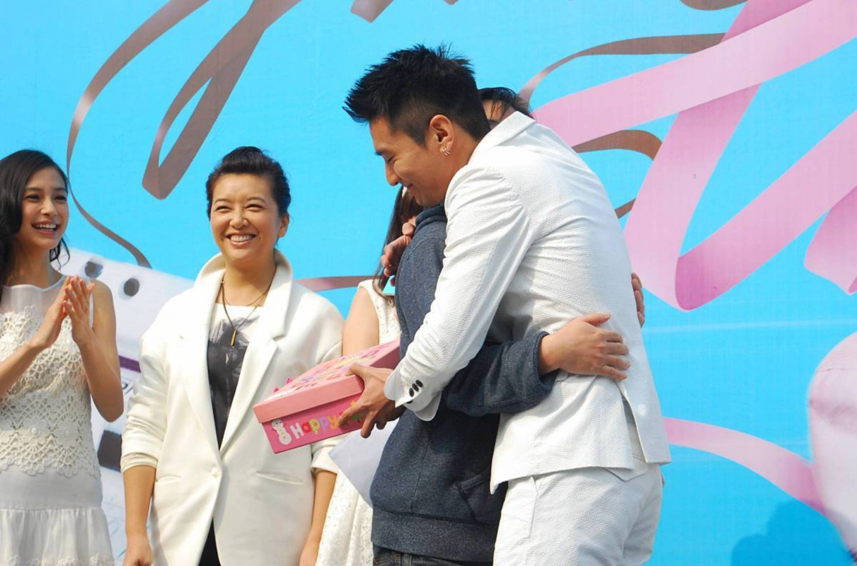 江珊打扮真自信,微胖身材也敢穿白西装,领子立着还带点小痞气