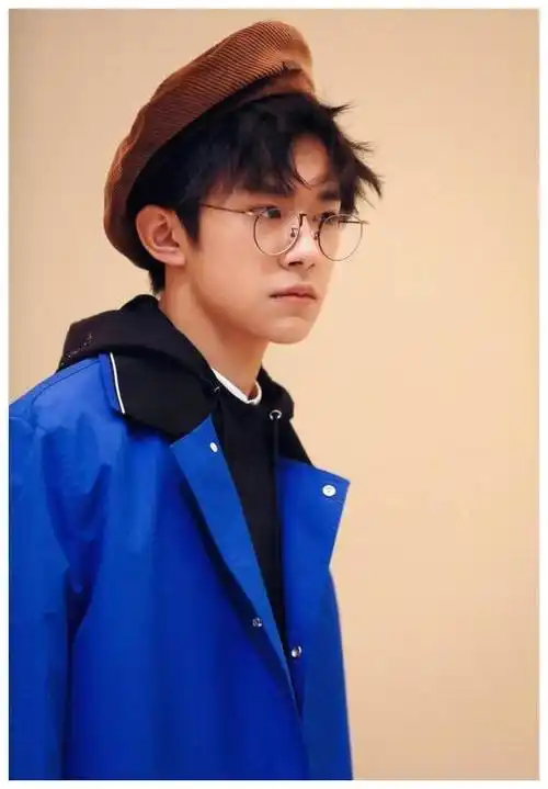 易烊千玺穿红色西装,腰间扎个带,搭配三七分发型,尽显高级脸_时尚_紫