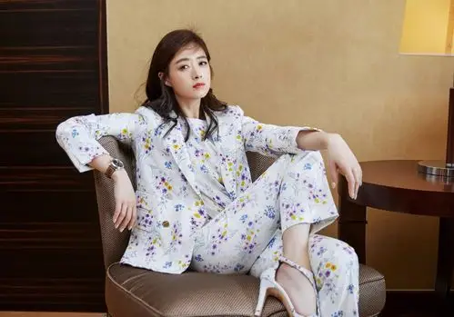 蒋欣春季写真曝光 演绎自信优雅御姐范儿