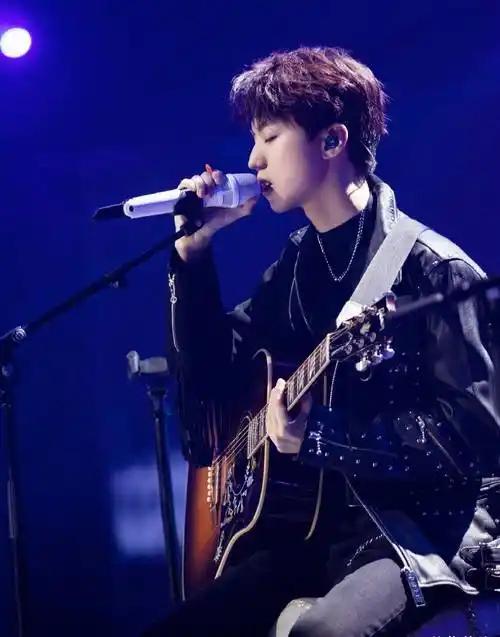 原创王俊凯把混搭风穿火了长袖外套配短裤帅气得让人忽略年龄