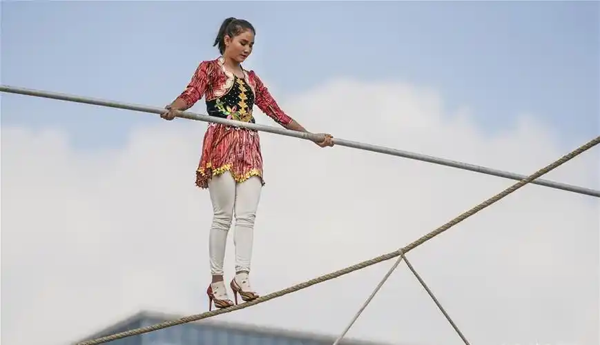 新疆姑娘穿上高跟鞋走钢丝,换上雪板目标北京冬奥会