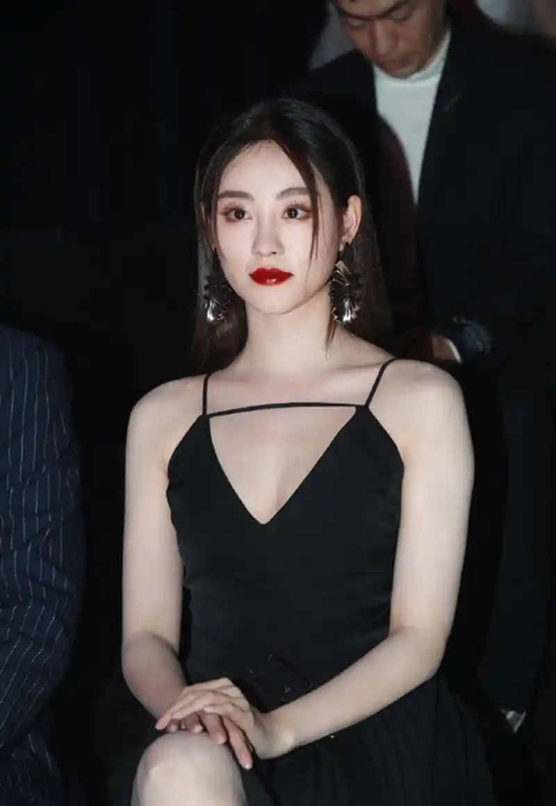 祝绪丹以一袭深v礼服裙惊艳亮相,瞬间成为全场焦点.