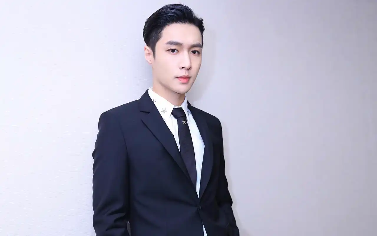 张艺兴西装帅气写真高清桌面壁纸