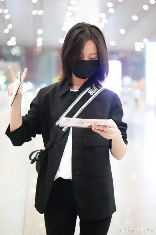 李庚希素颜亮相笑眼弯弯清纯可人 见粉丝比v卖萌俏皮可爱