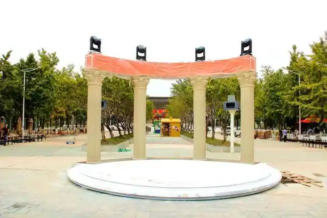 也可以是小姑娘自拍打卡的网红点,也可以是老爷爷表演一段京剧的舞台