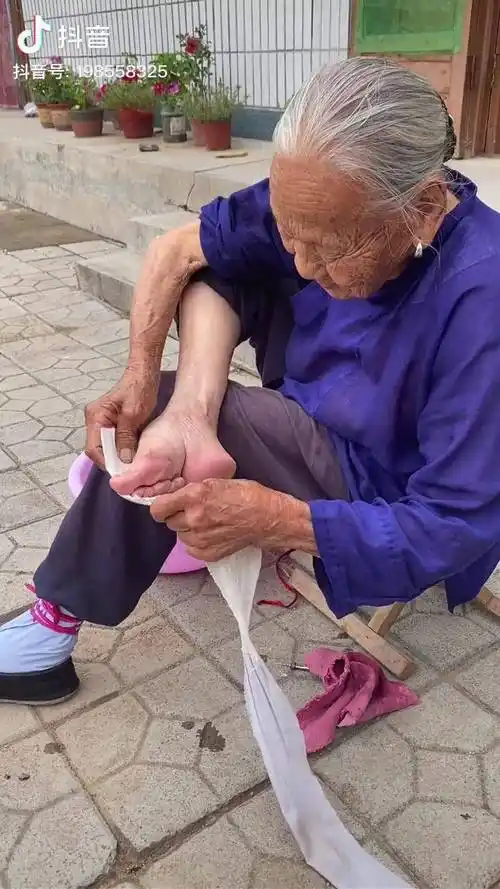 裹小脚一双,留眼泪一缸.世间残酷,伤身之害,害及于全国,其中国妇女缠