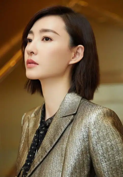 王丽坤条纹西装魅力写真图片