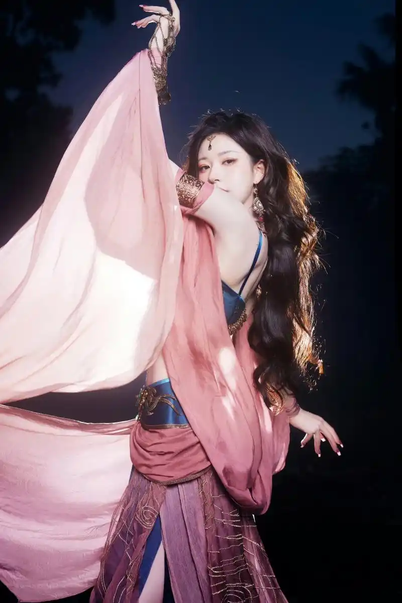 赵露思身着古风薄纱,舞姿曼妙,仿佛仙女下凡,轻盈如风,美得令人惊叹.