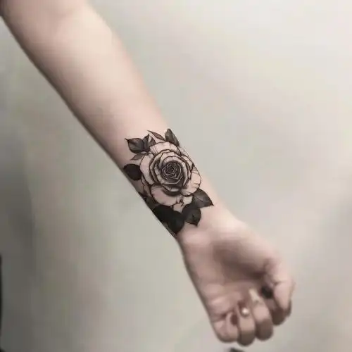 手腕黑灰玫瑰纹身图案